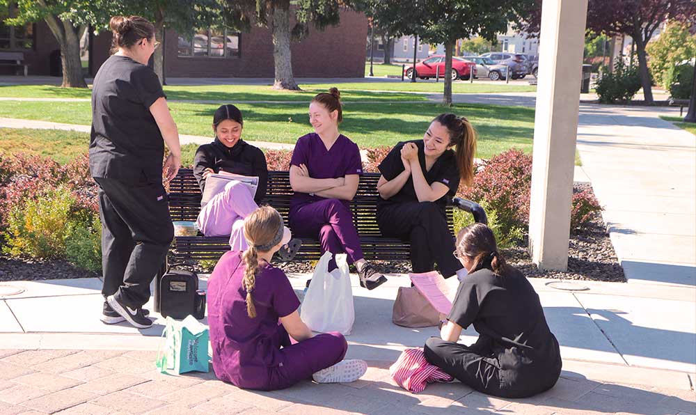 Students eat lunch outside