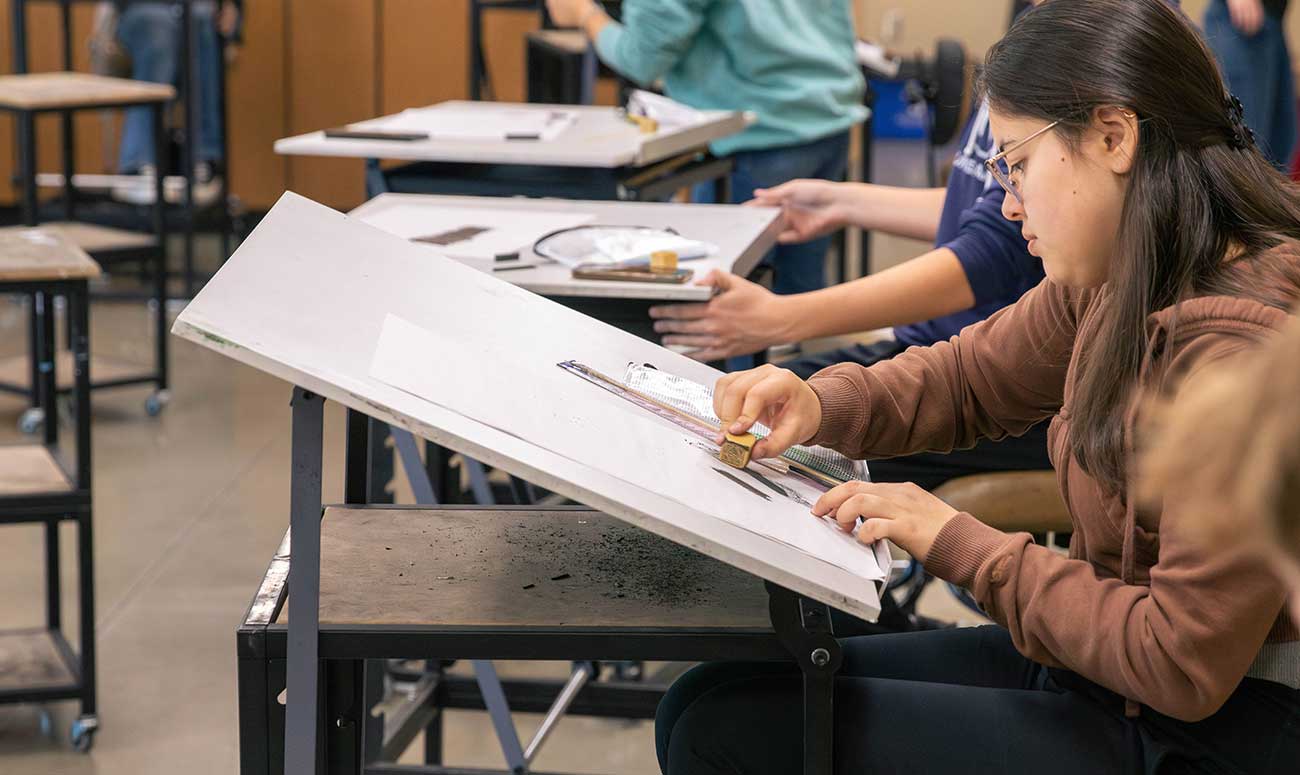 Students in YVC's drawing class