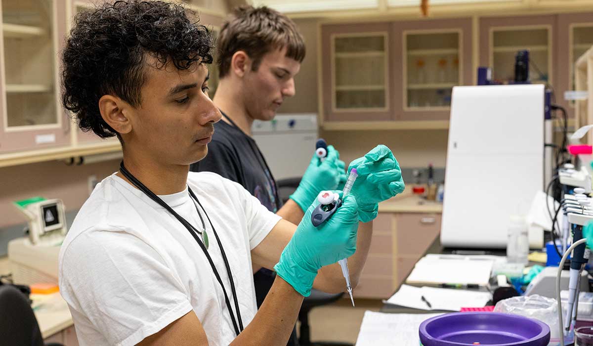 Students work on research project at USDA site in Wapato