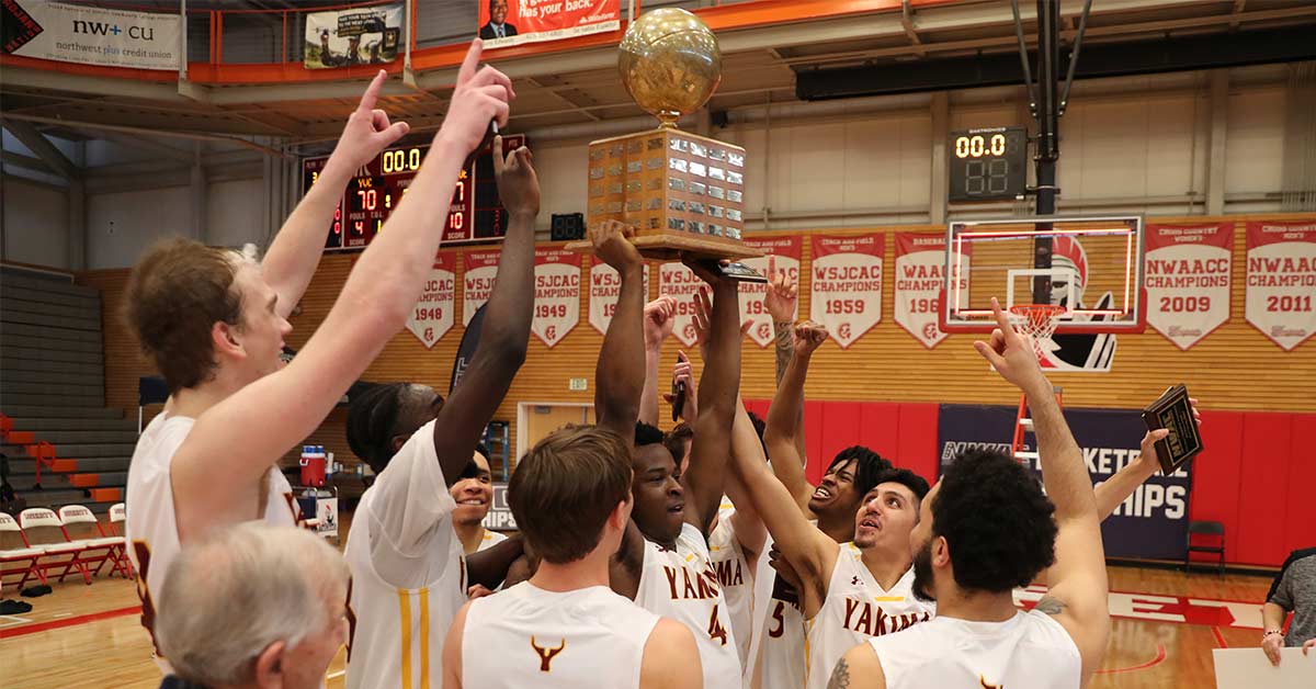 Basketball team lifting trophy. 