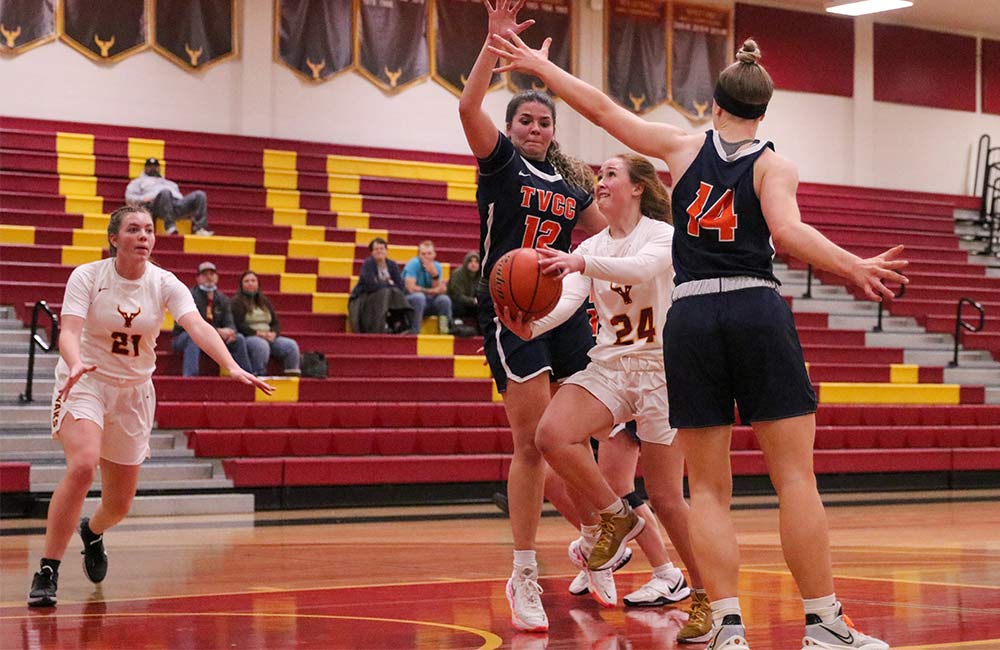 Women basketball players