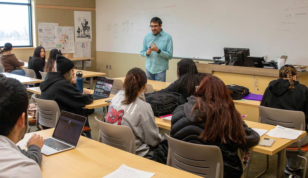 Instructor speaks to Spanish for Heritage Learners class