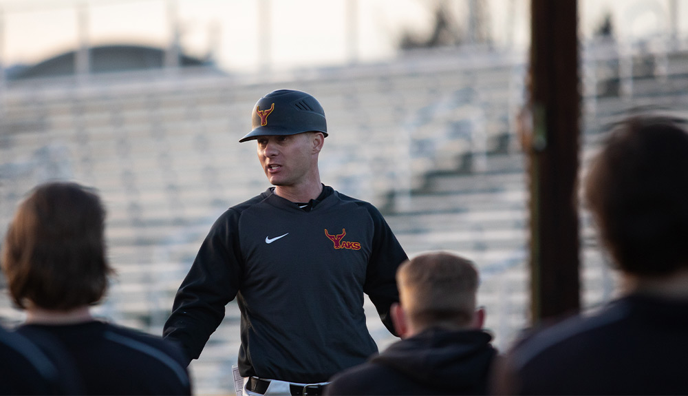 Coach talks to players