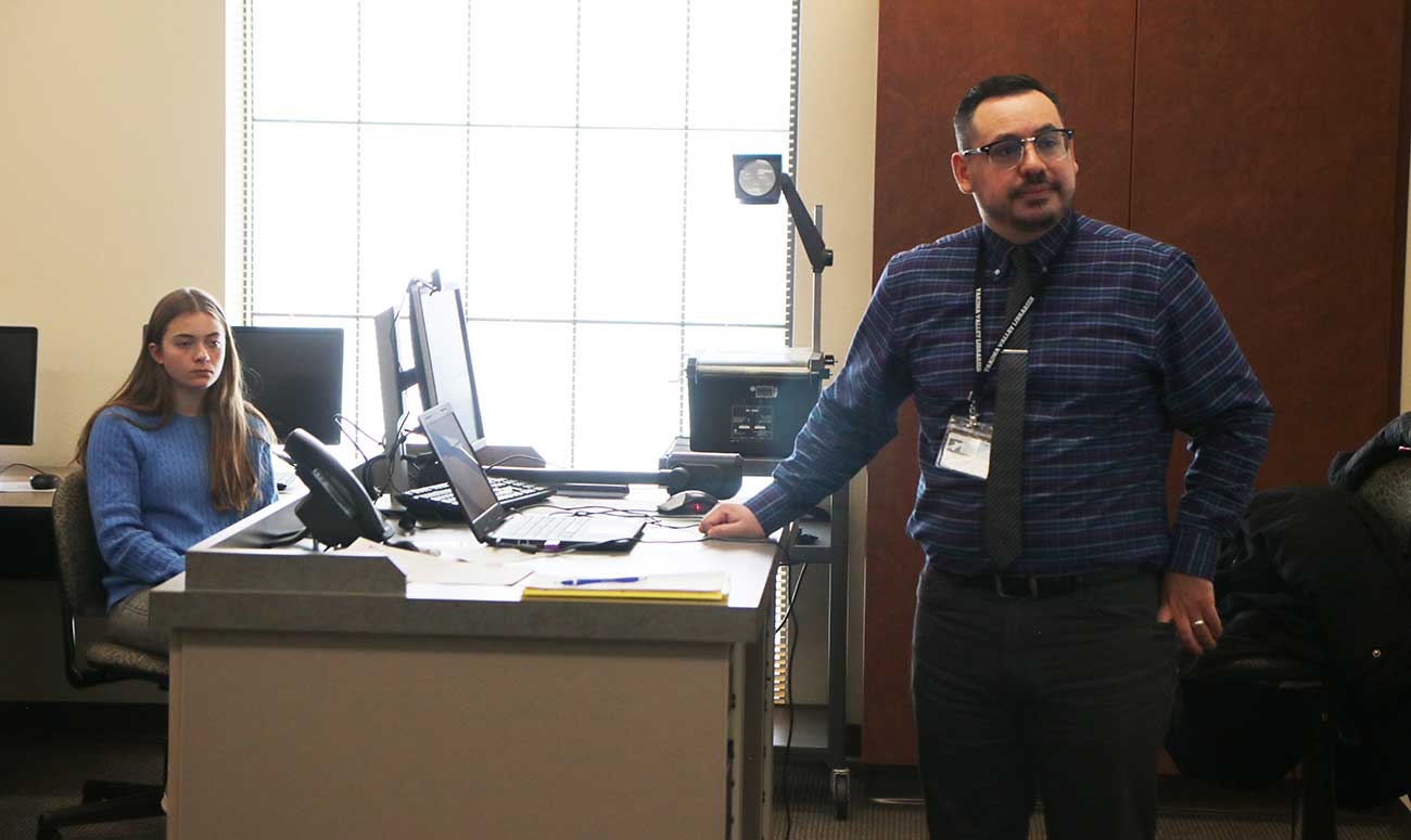 Yakima Valley Libraries Archive Librarian Carlos Pelley talks with students.