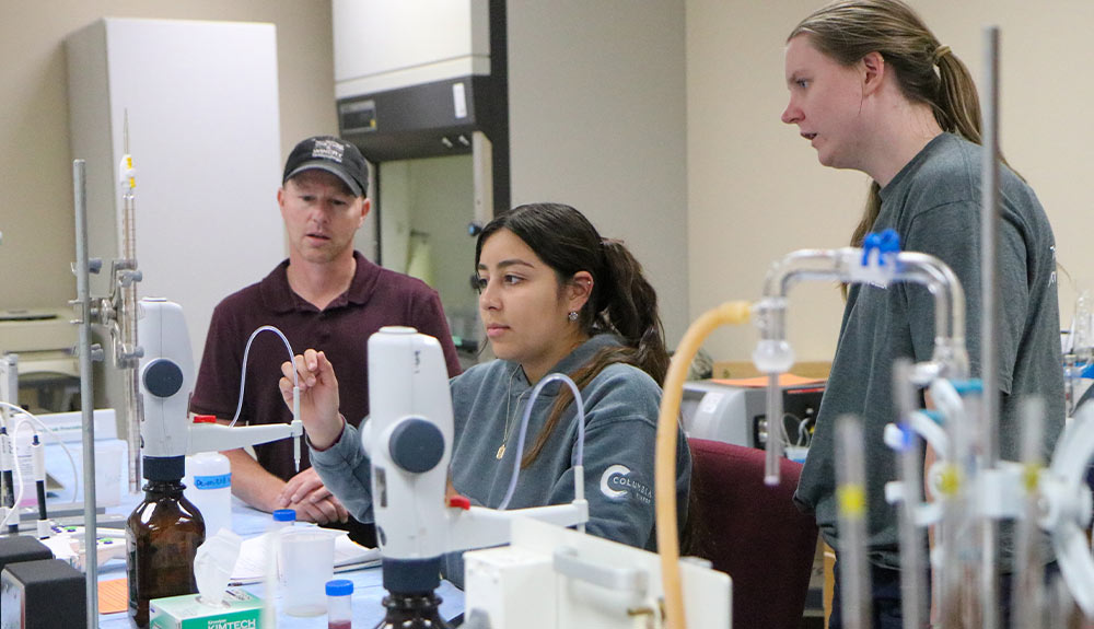 Yakima Valley College wine students and instructor in lab