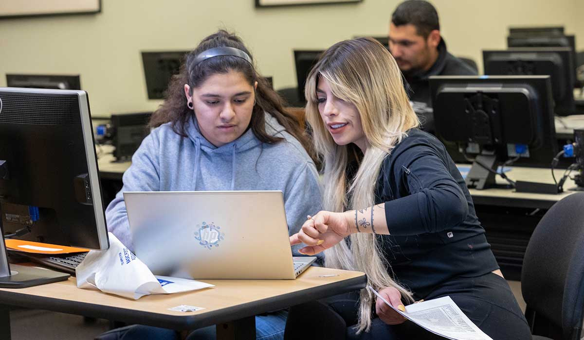 A student gets help during a financial aid workshop