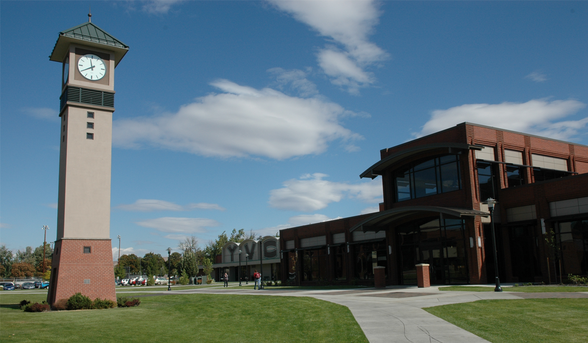 Picture of outside of Raymond Hall