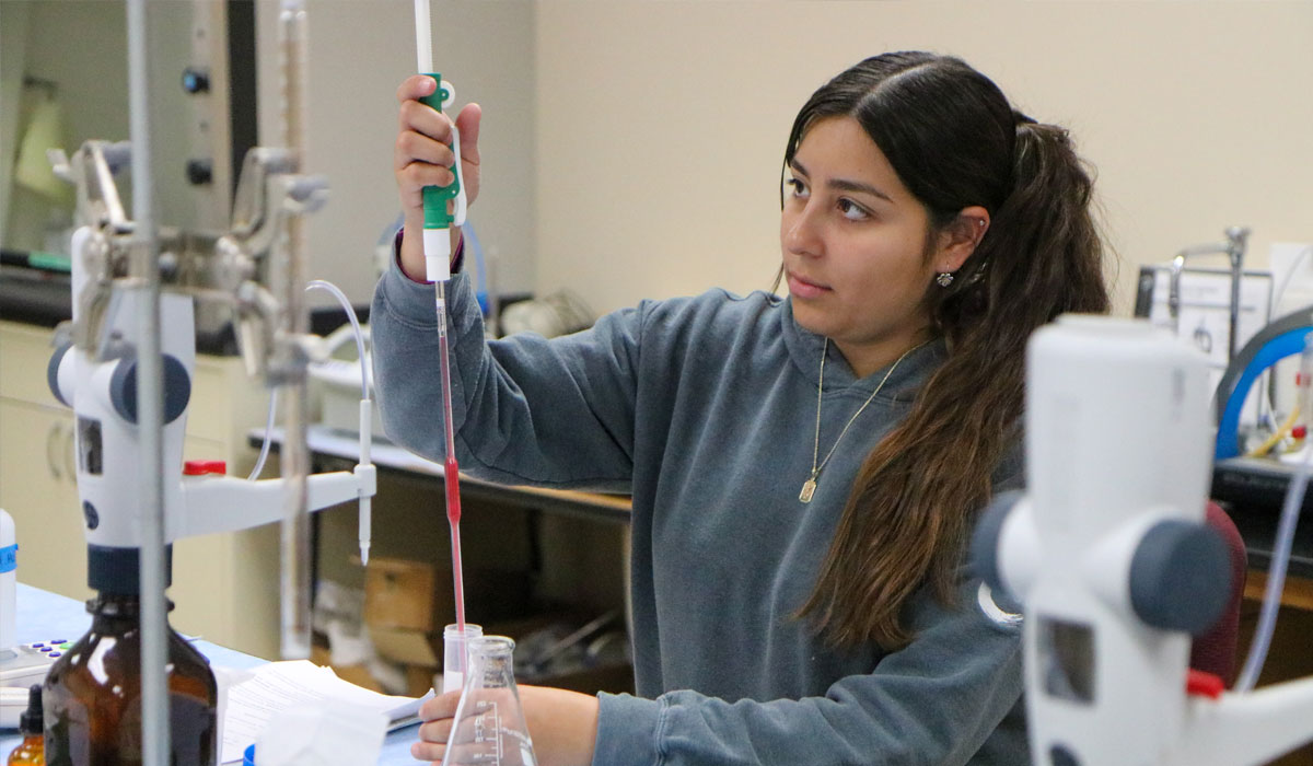 Student uses equipment during lab time. 